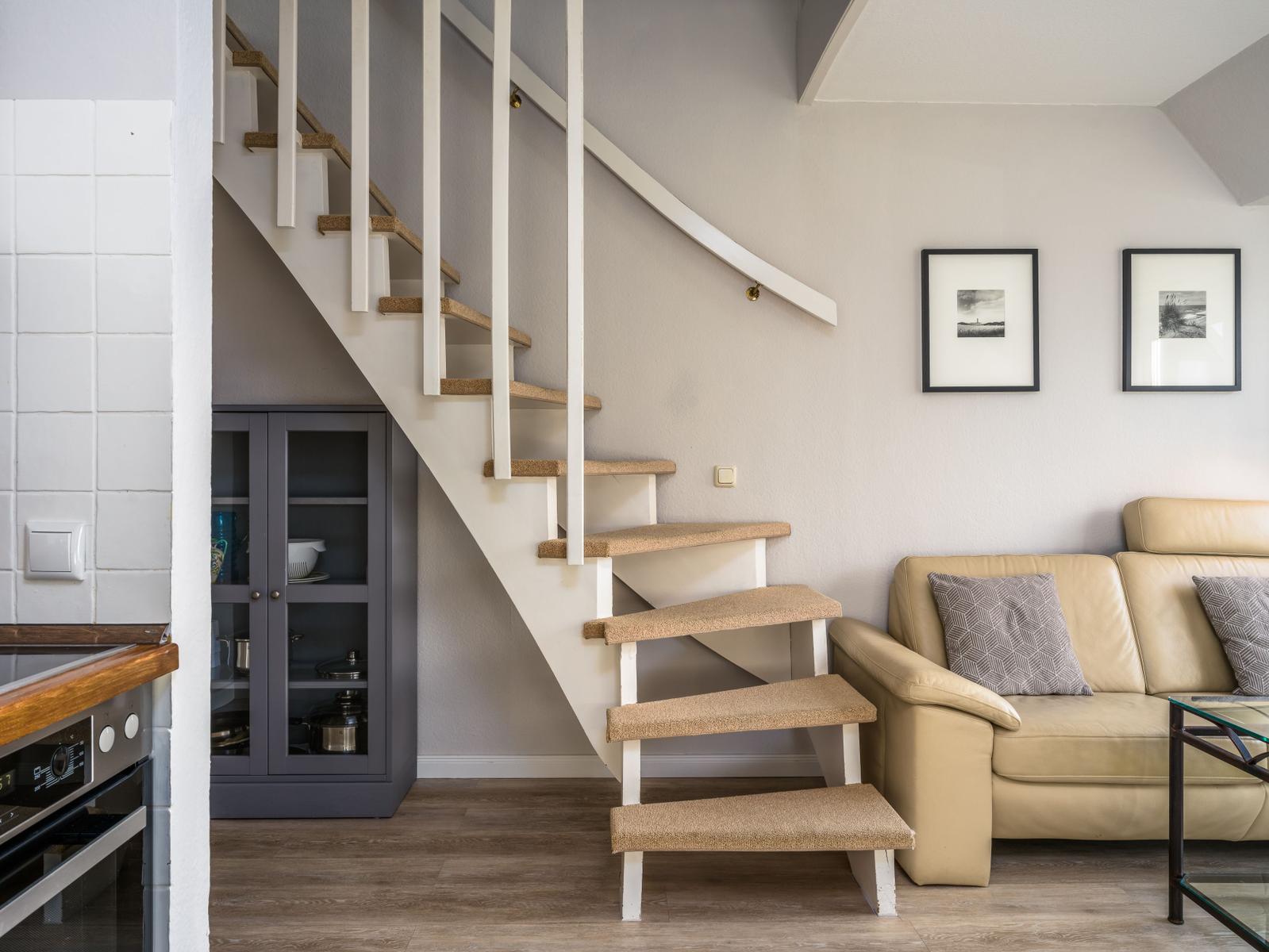 Treppenhaus mit Holzstufen und Sofa im Wohnbereich