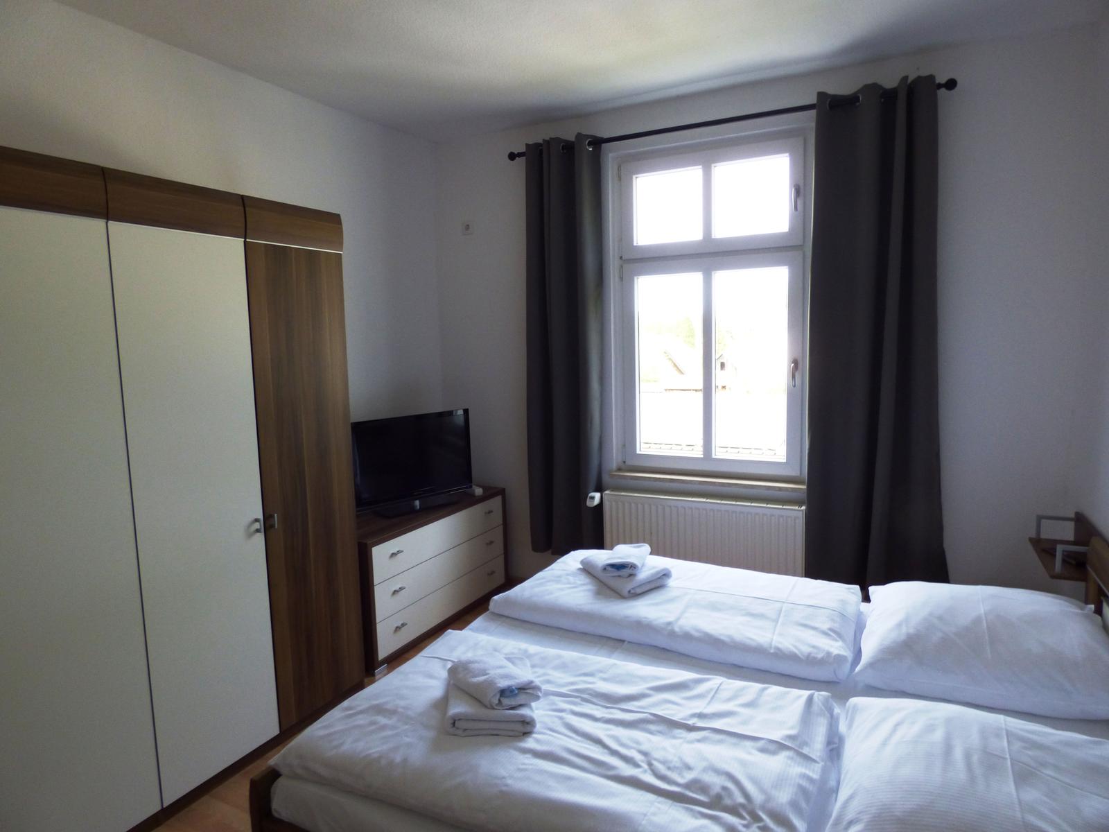 Schlafzimmer 1