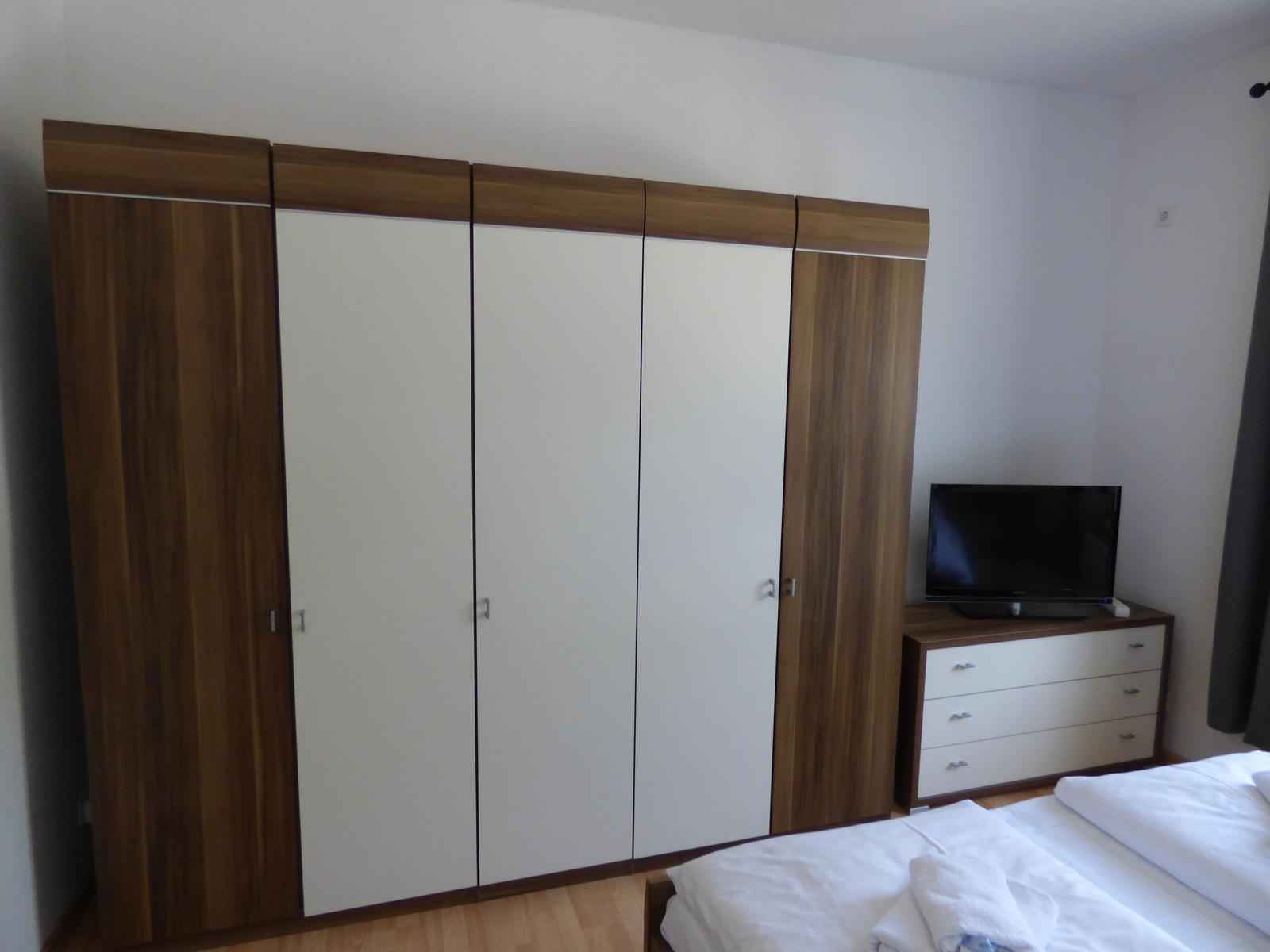 Schlafzimmer 1