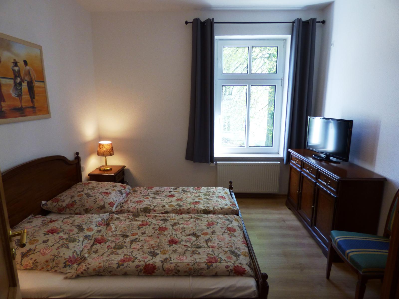 Schlafzimmer 1