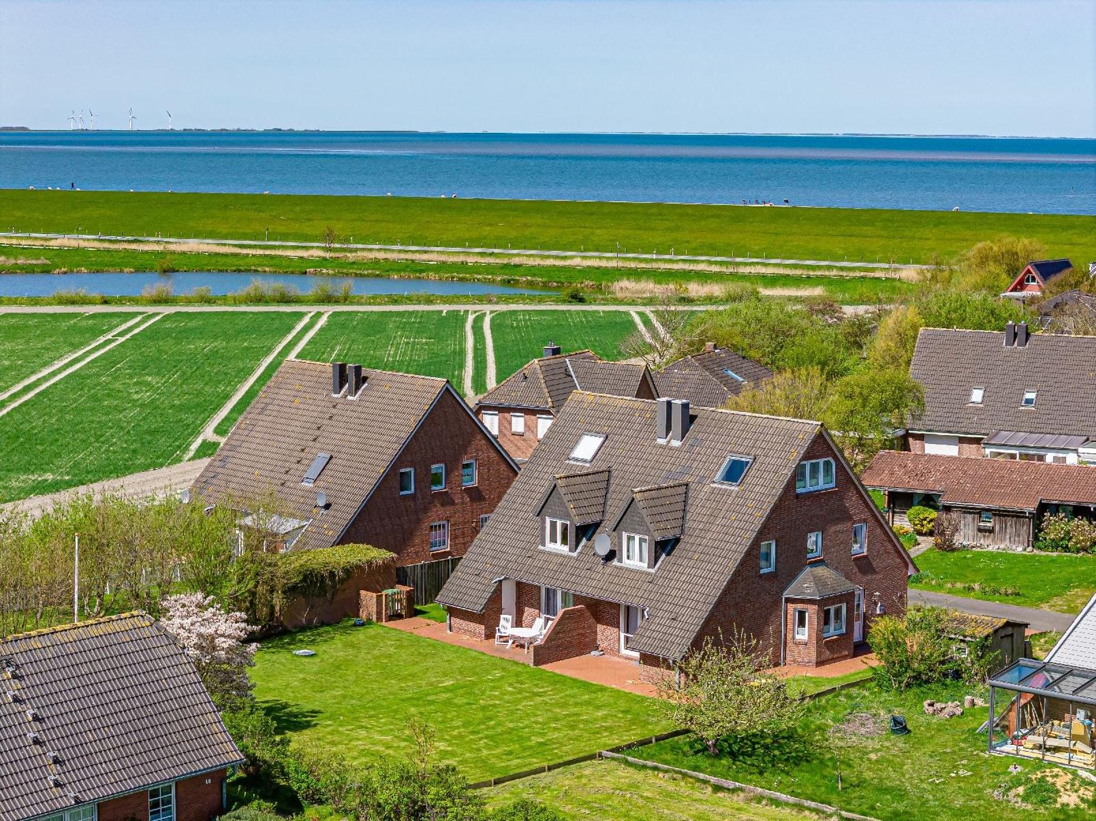 Haus mit Garten, Blick auf Grünland und Meer
