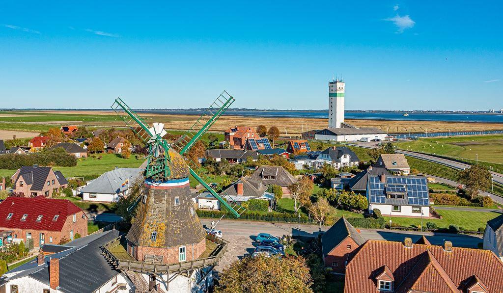 Alte Windmühle mit Blick auf Dorf und See