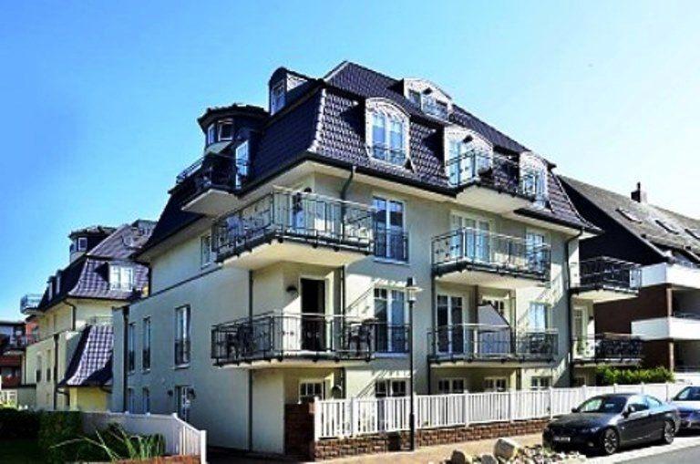 Ferienwohnung mit Balkonen und Dachfenstern in städtischer Umgebung.