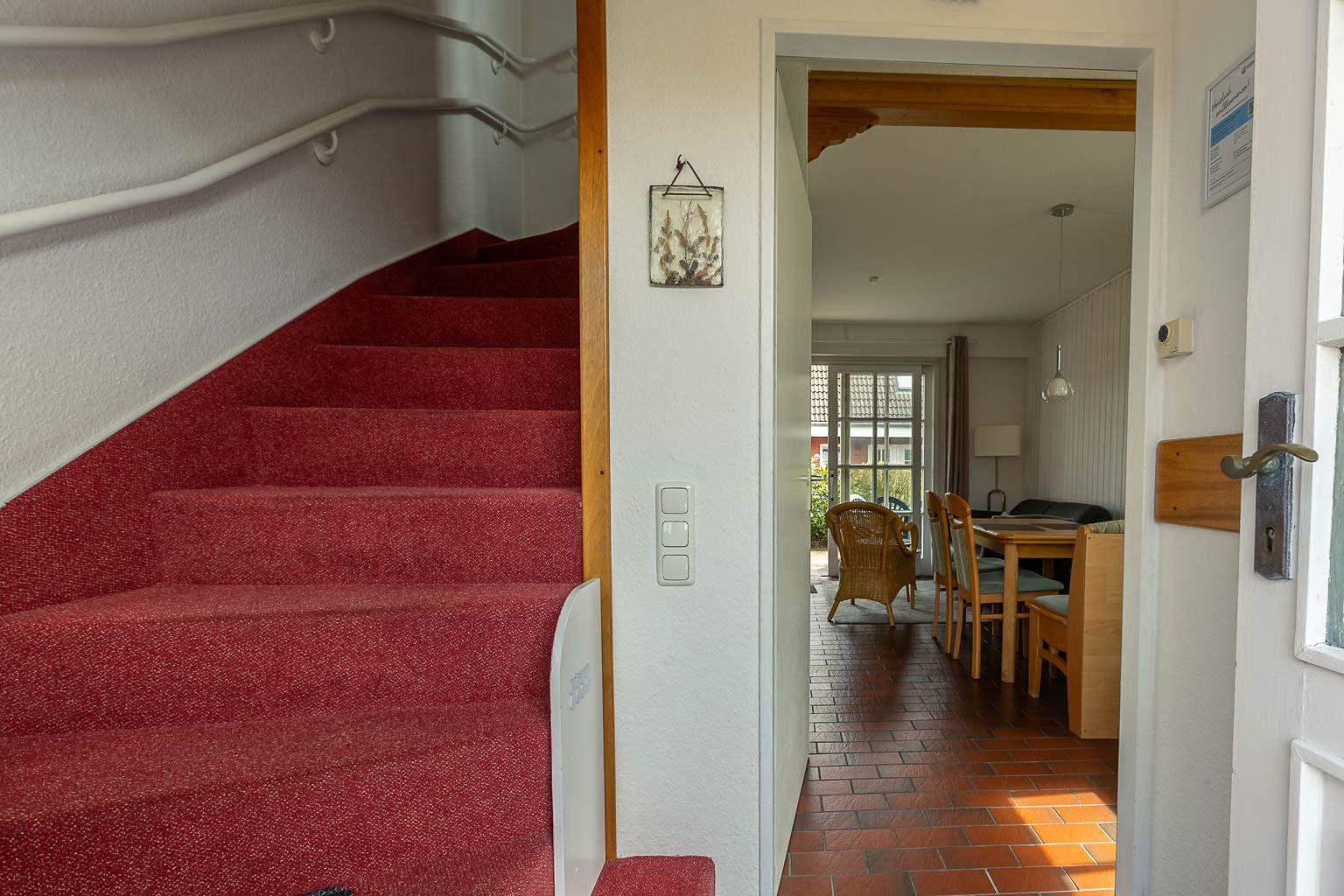 Flur, Treppe zum OG...