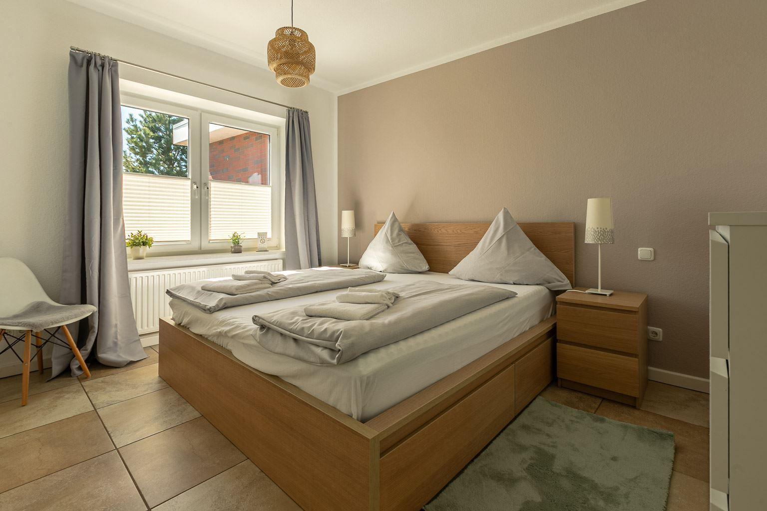1. Schlafzimmer mit Blick zum Deich...