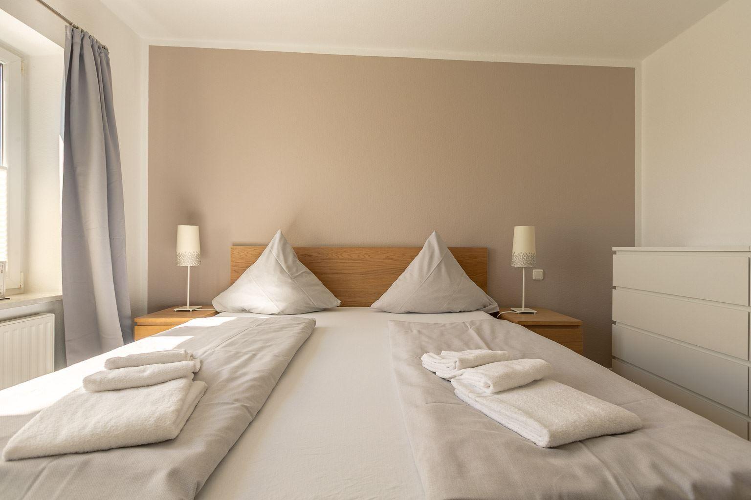 1. Schlafzimmer mit Blick zum Deich...
