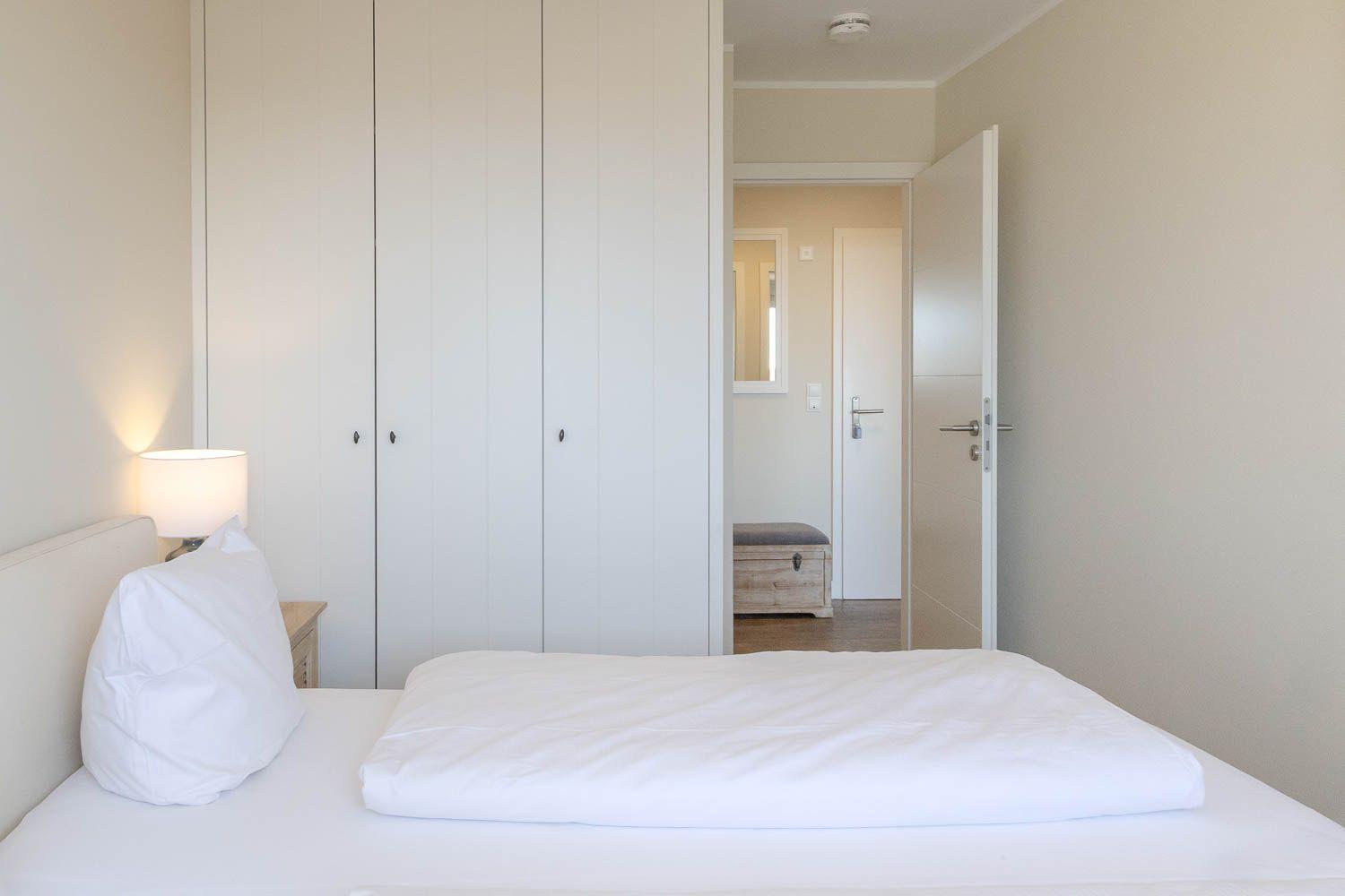 Schlafzimmer mit Doppelbett und Schrankeinbauten