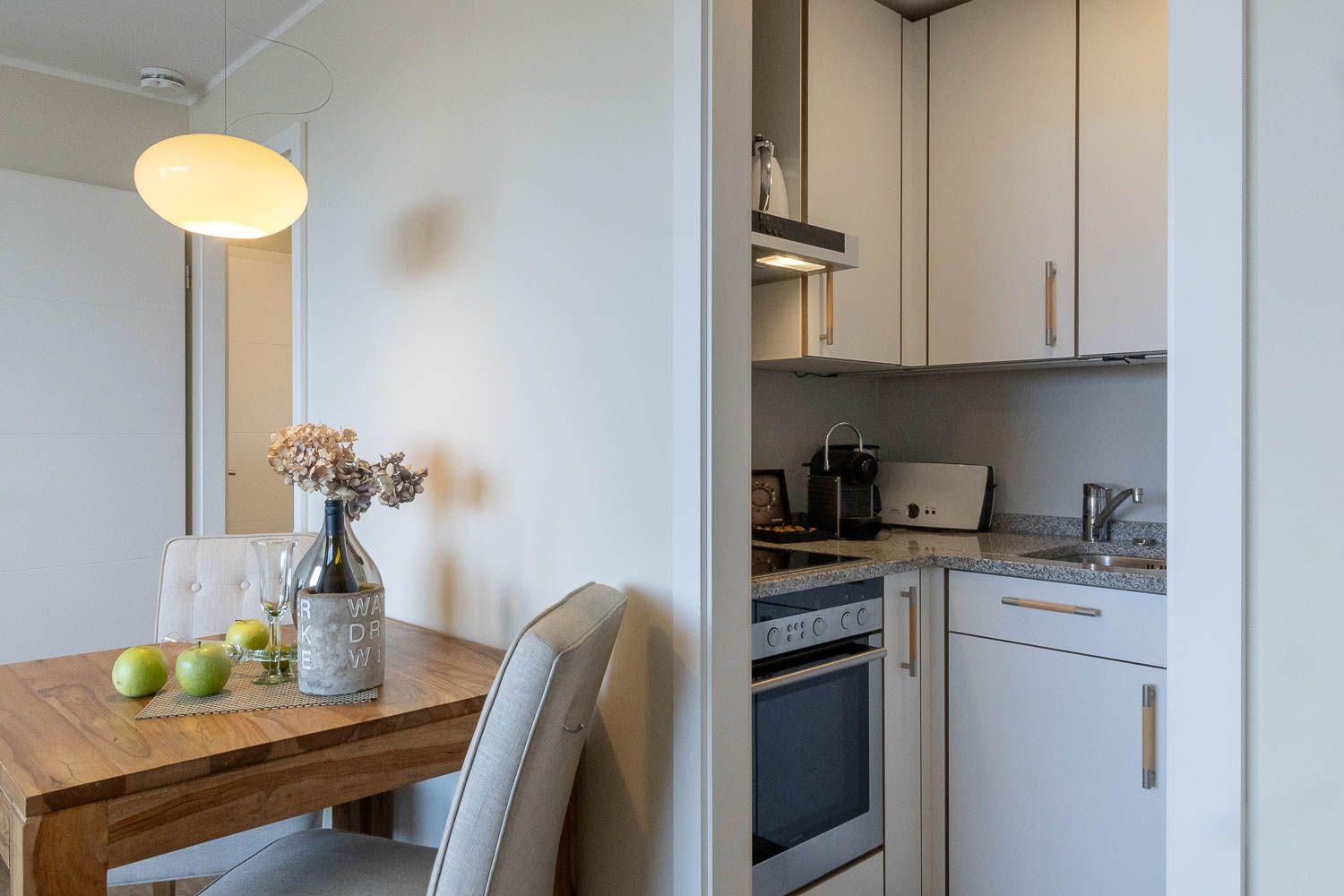 Separate Küche mit Geschirrspüler und Backofen