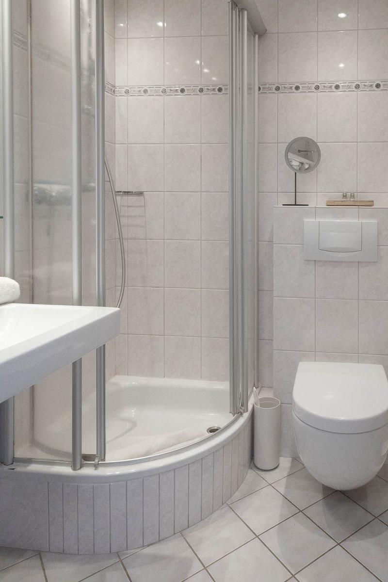 Badezimmer mit Dusche und WC