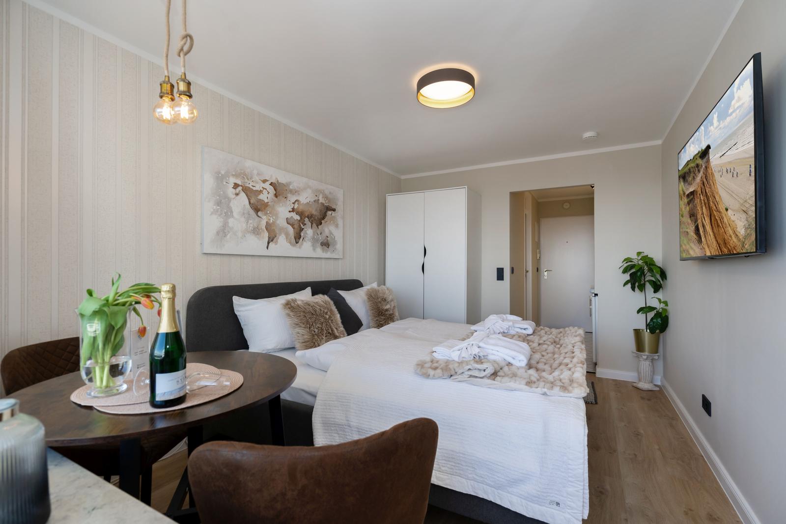 Schlafzimmer mit Bett, Tisch und Wandbild