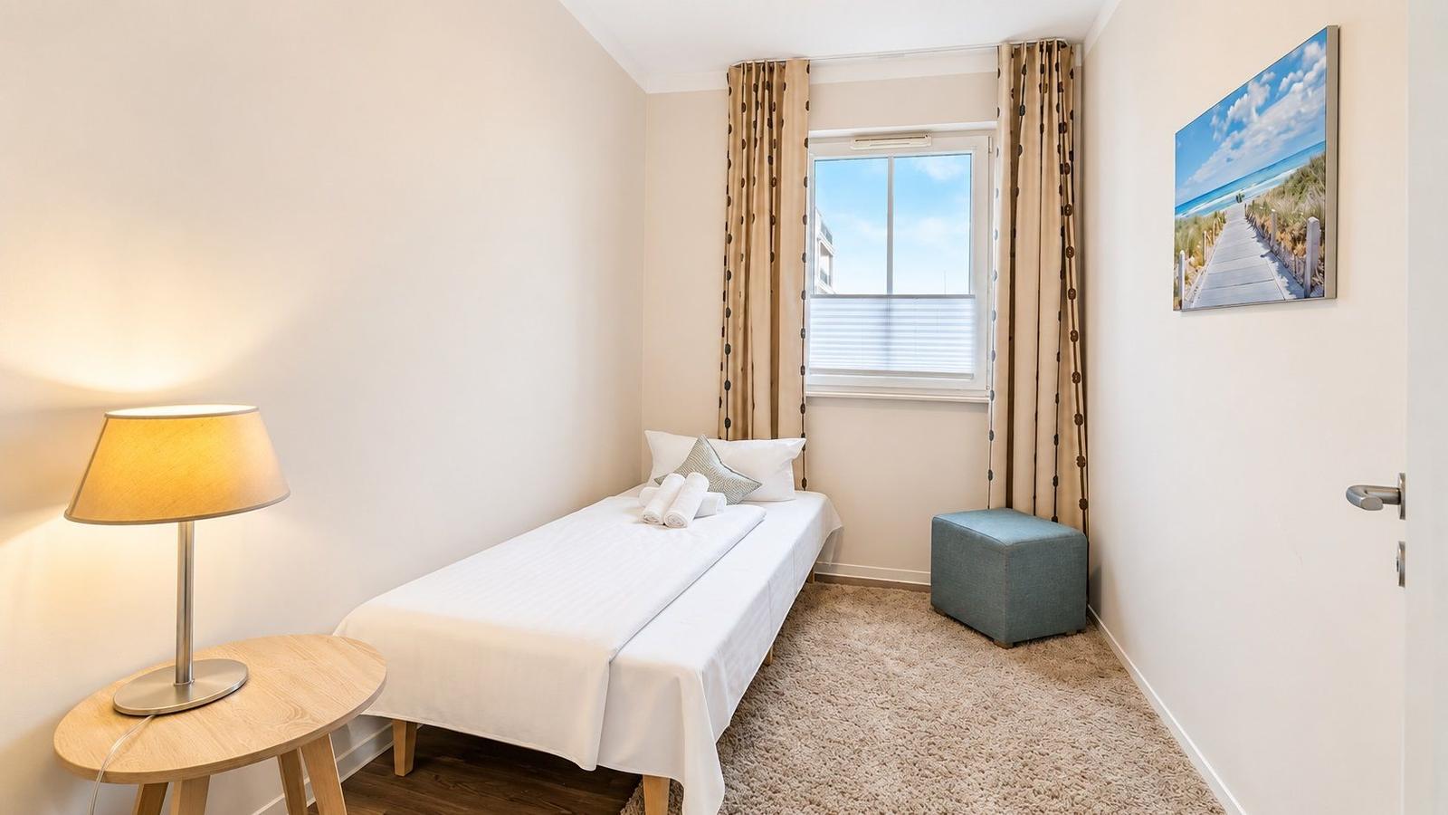 Küche mit Esstisch, Fenster und Wohnbereich mit Sofa.