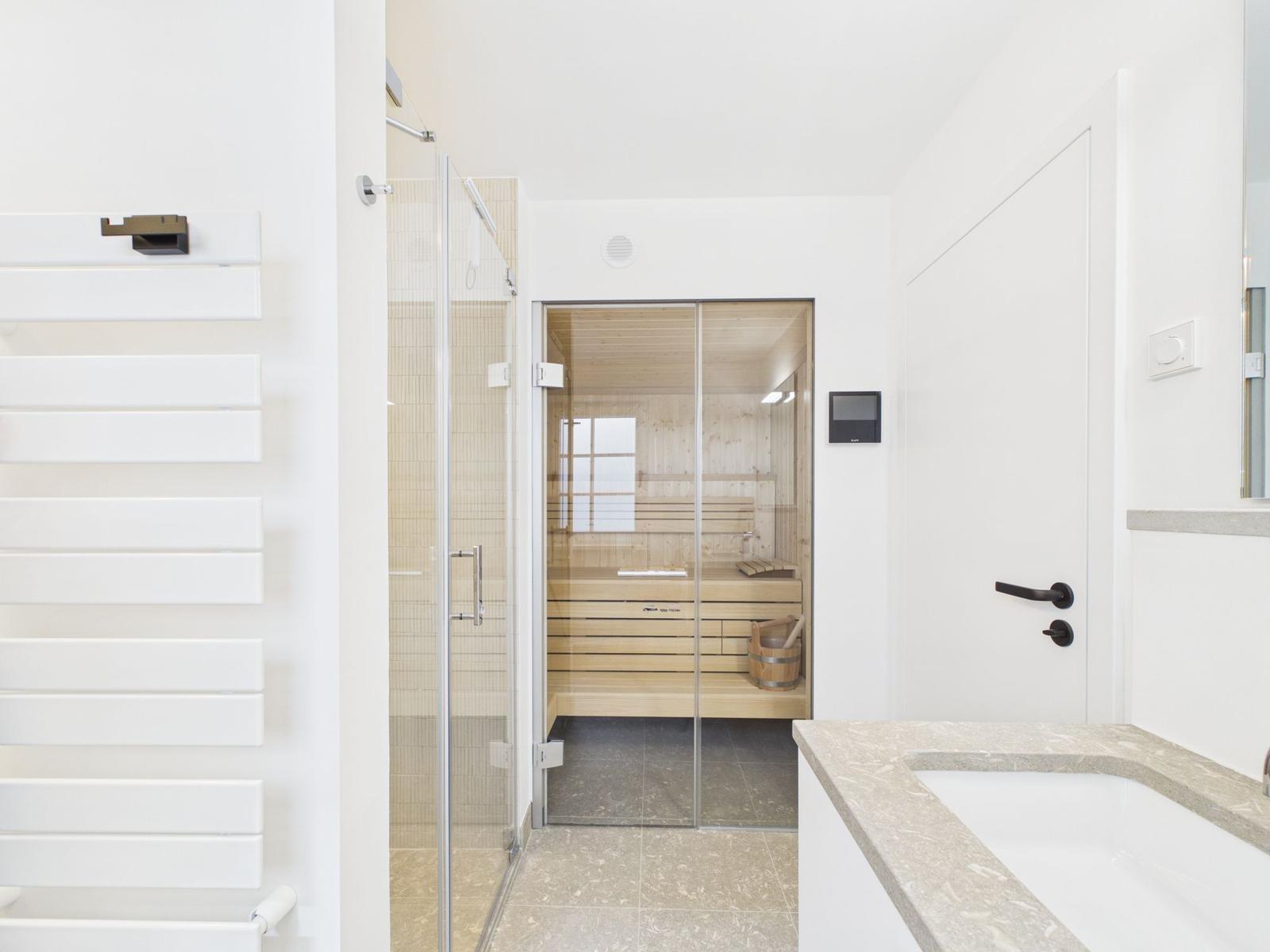 Dusche, Badewanne und Sauna im Badezimmer