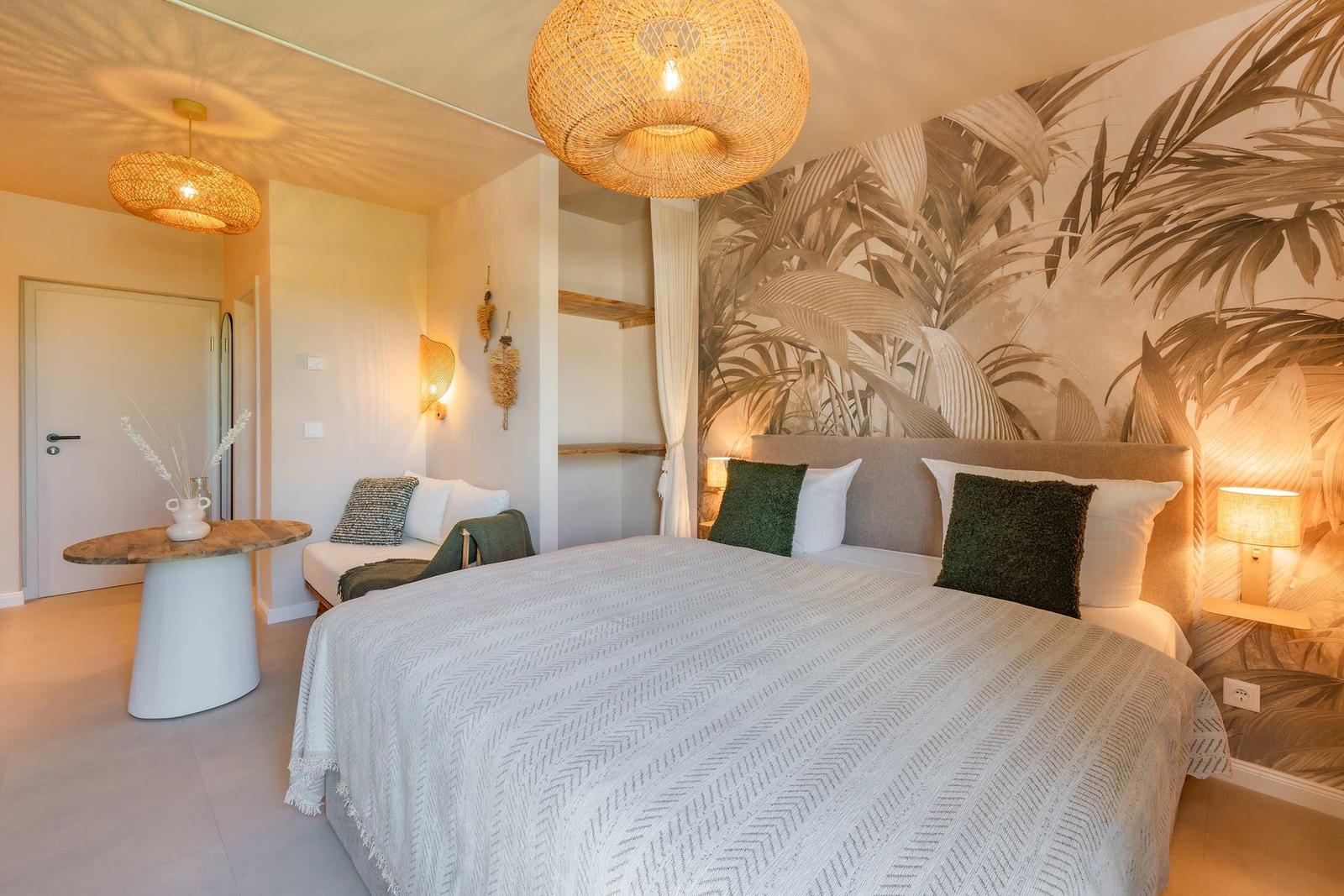 Schlafzimmer mit Bett, Wandtapete und Deckenleuchten