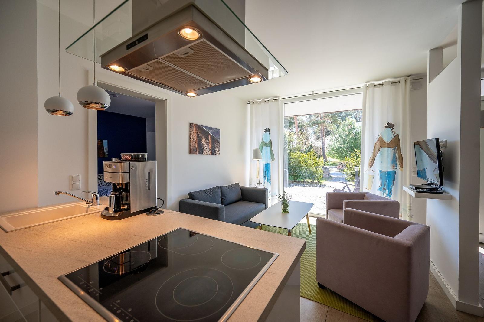 Küchenbereich mit Wohnzimmer im Lotsenstieg 2, Kajüte 1 in Karlshagen