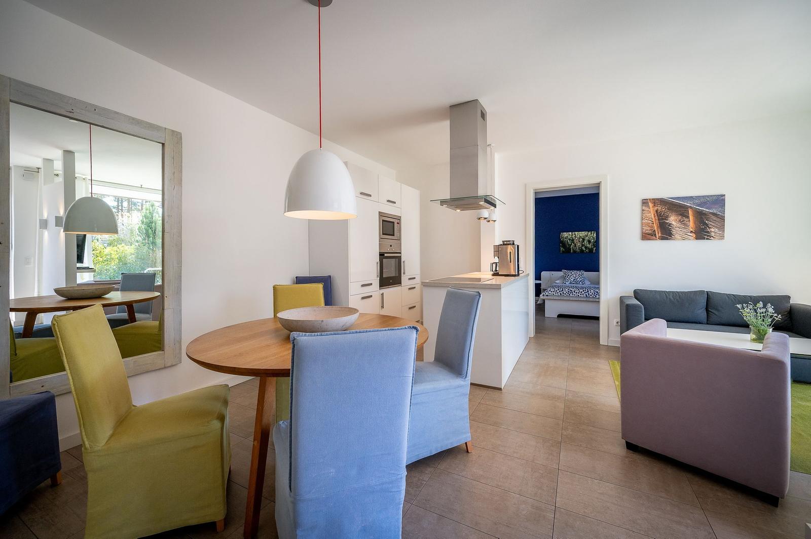 Wohnzimmer mit Küche im Lotsenstieg 2, Kajüte 1 in Karlshagen, Ostseeland