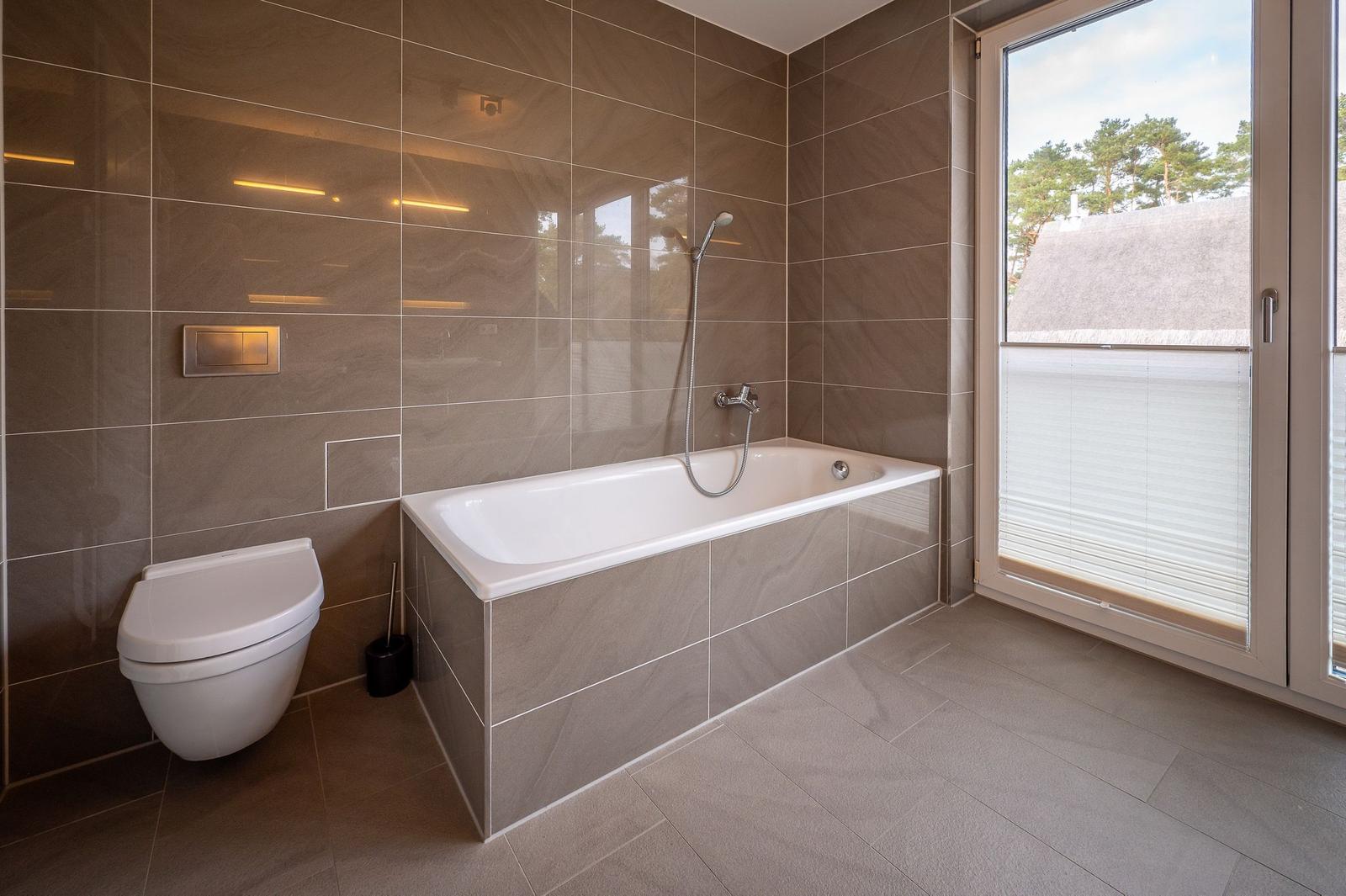 Bad mit Wanne im Lotsenstieg 11, Ostseeland in Karlshagen