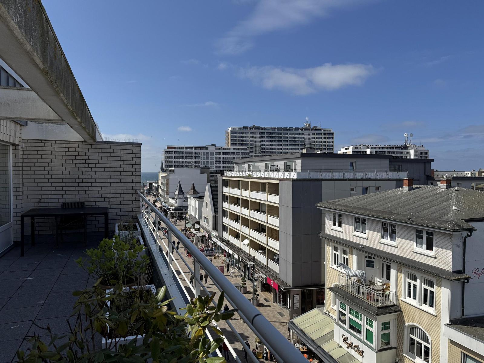 Terrace with view of the city and the beach