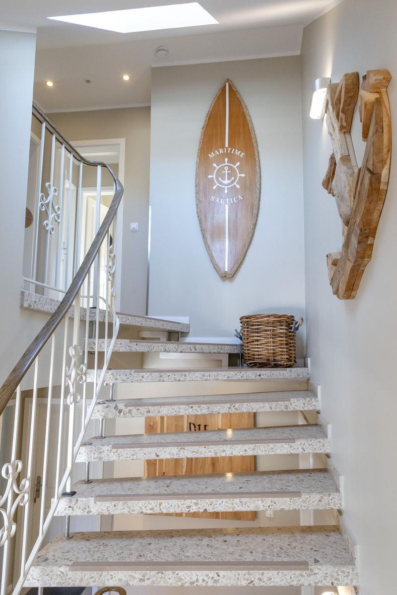 Treppe mit Terrazzostufen und maritimen Wanddekorationen