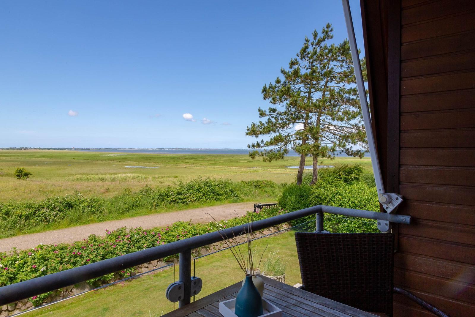 Terrasse mit Blick auf Grasland und Wasser