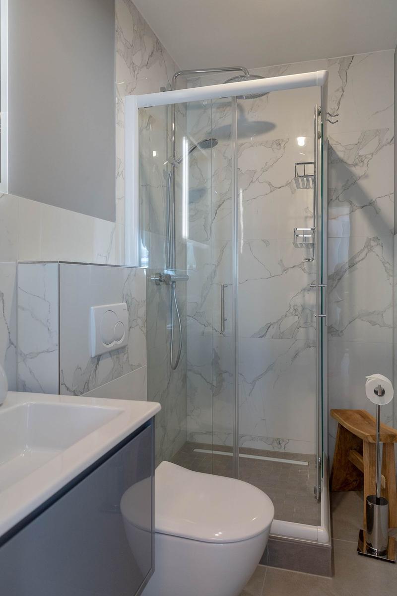 Badezimmer mit Dusche, Toilette und Waschbecken