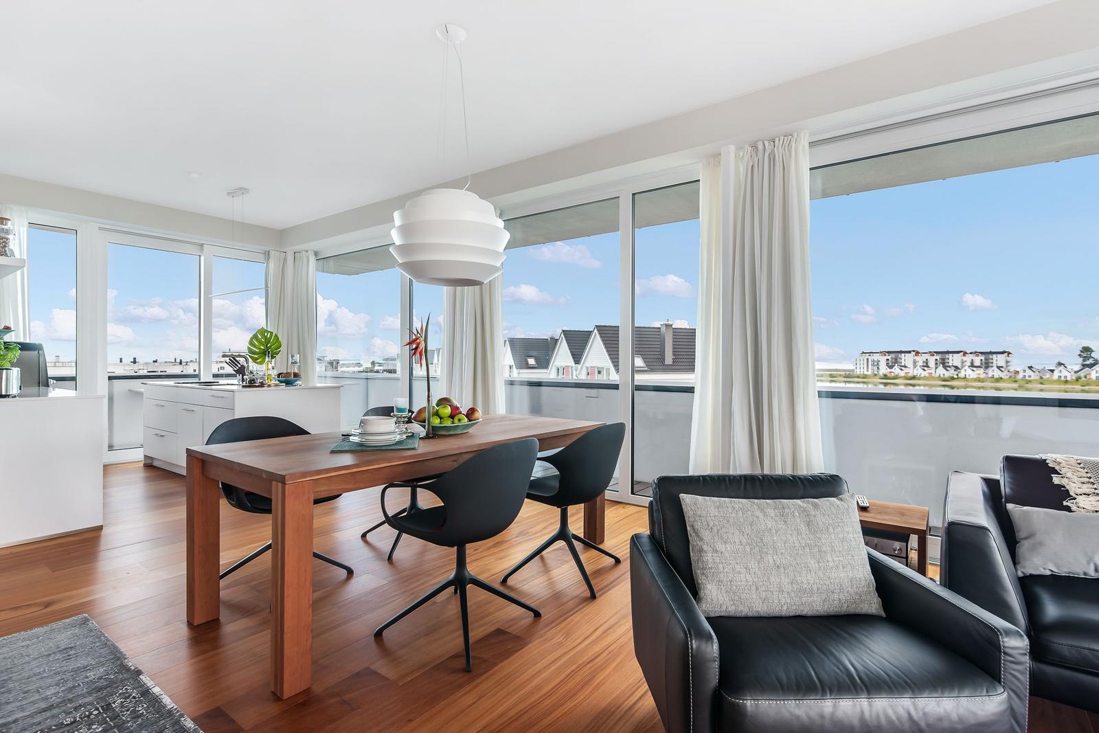 Essbereich mit Tisch und Stühlen, Sitzgelegenheiten und großzügigem Fensterblick.