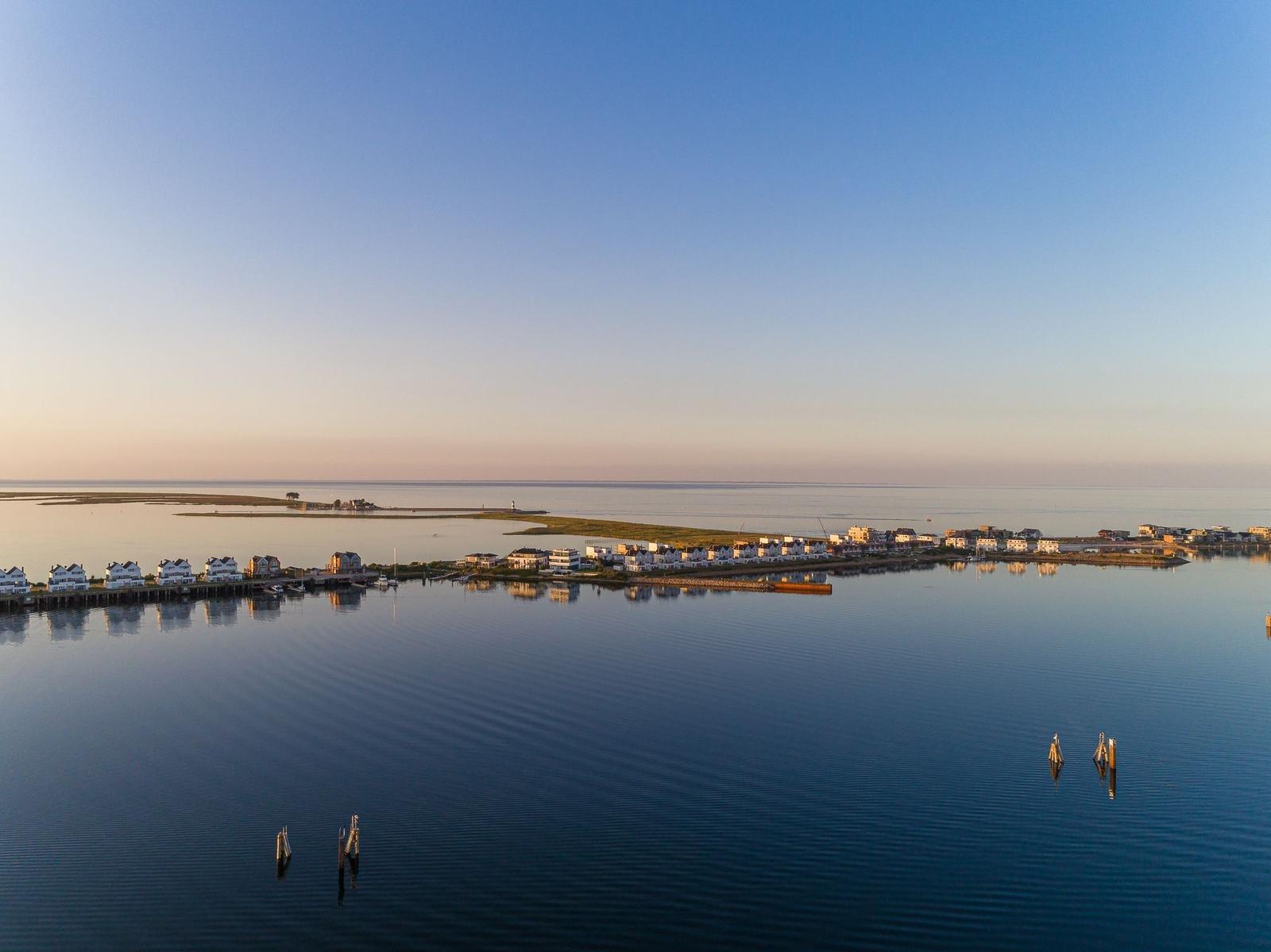 Wohnungen am Wasser mit Blick auf die Insel und den Hafen.
