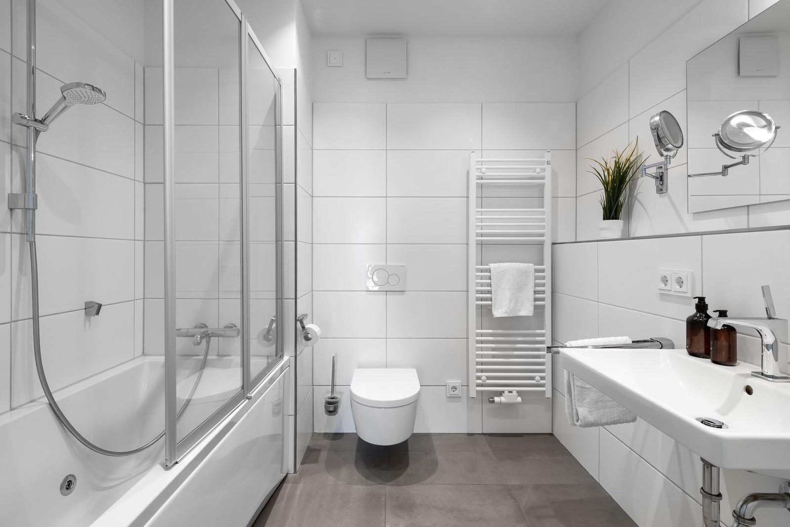 Bad mit Dusche, Toilette und Waschbecken mit Spiegel