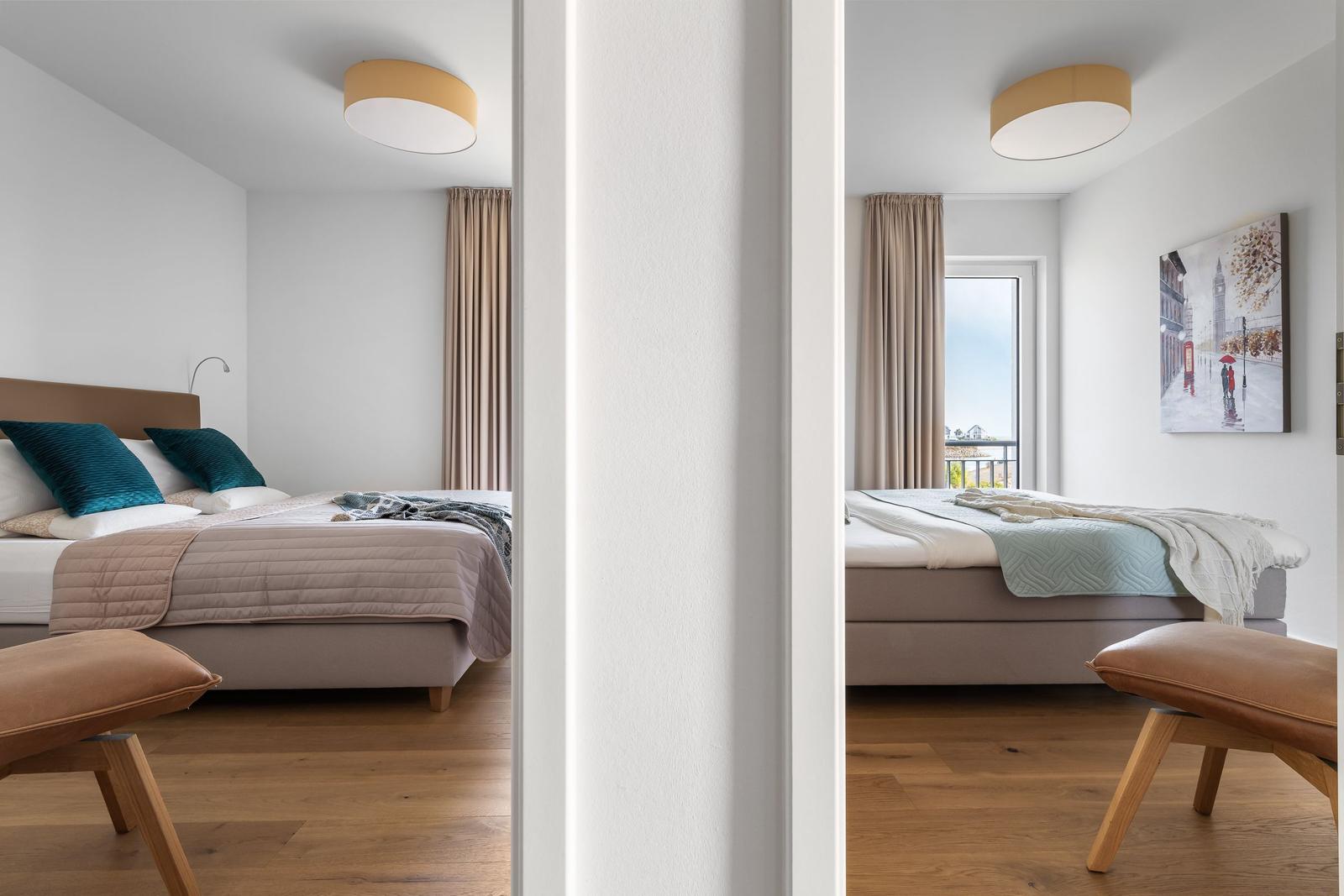 Schlafzimmer mit Bett, Fenster und Wandbild