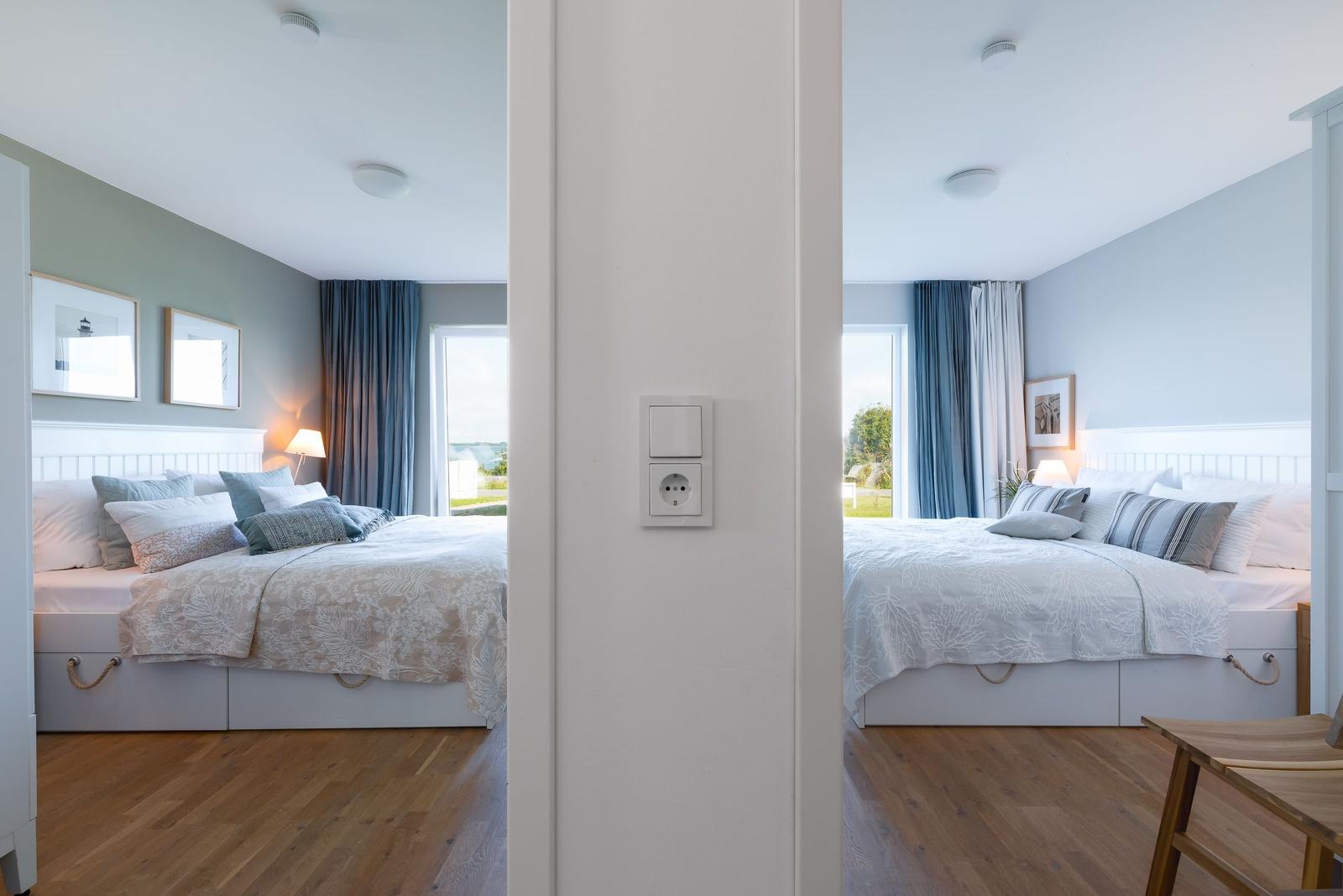 Zwei Schlafzimmer mit Betten, Vorhängen und Fenstern zur Aussicht.