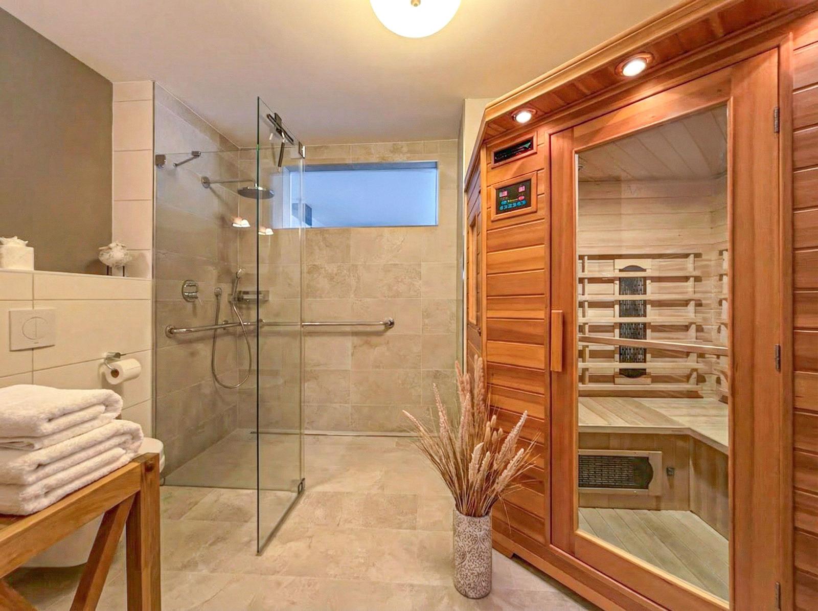 Dusche mit Glaswand und Sauna im Holzdesign