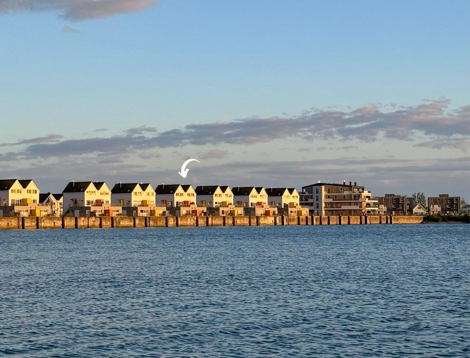 Wohnhäuser am Wasser mit Blick auf den Himmel