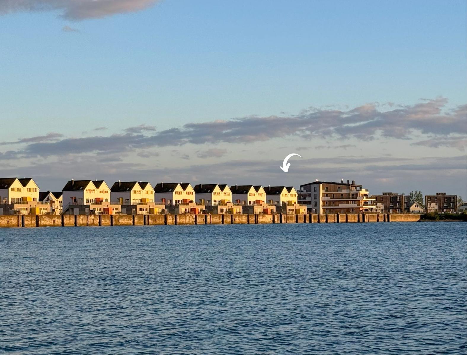 Wohnhäuser am Wasser mit Blick auf den Himmel