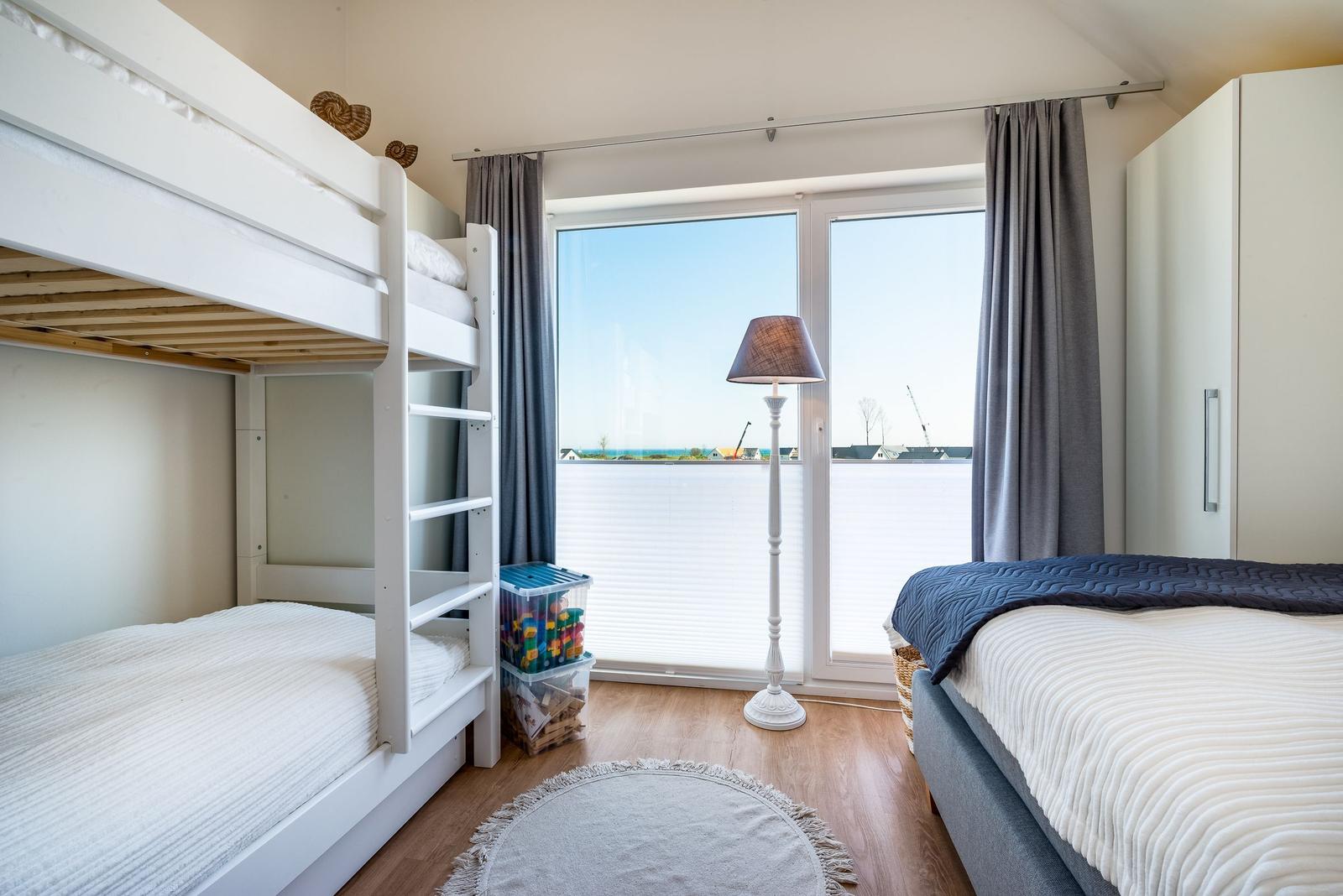 Zimmer mit Doppelbett, Kletterbett und Fenster mit Blick.