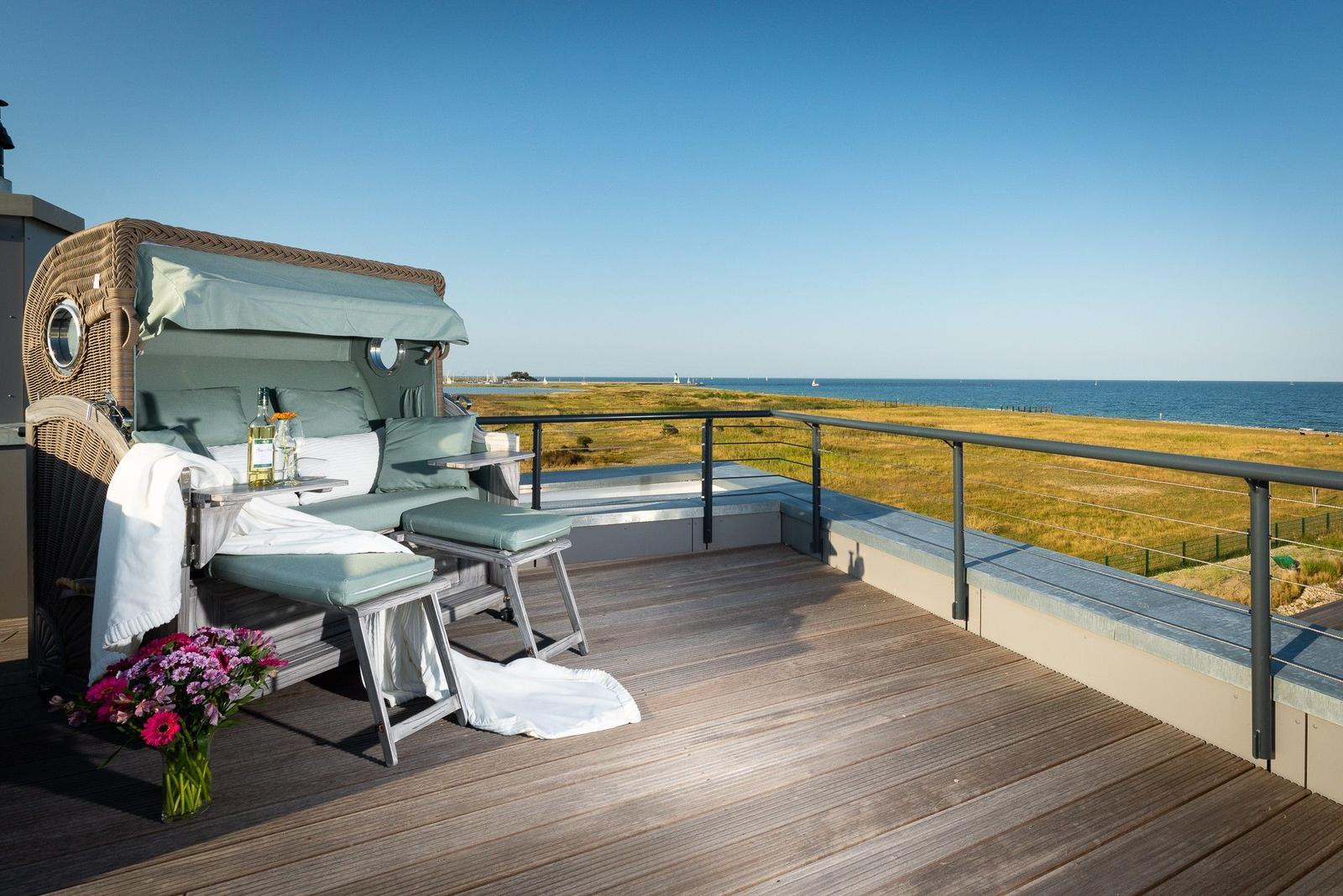 Terrasse mit Liege, Blumen und Meerblick