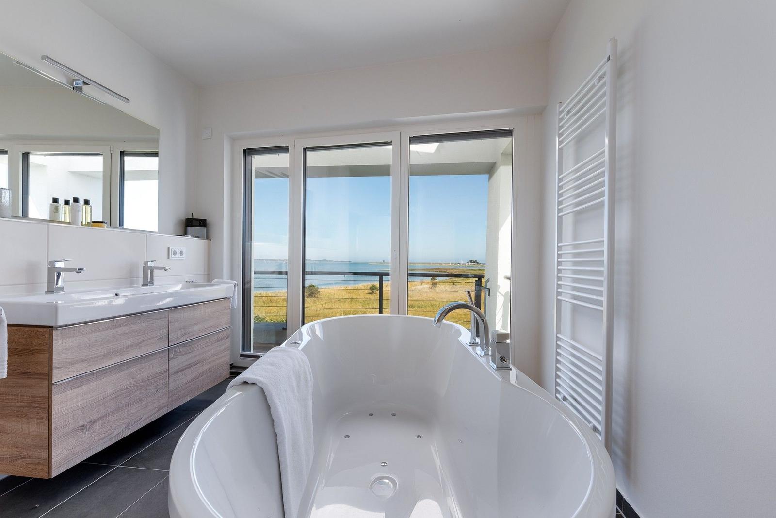 Bad mit Badewanne und Aussicht auf See