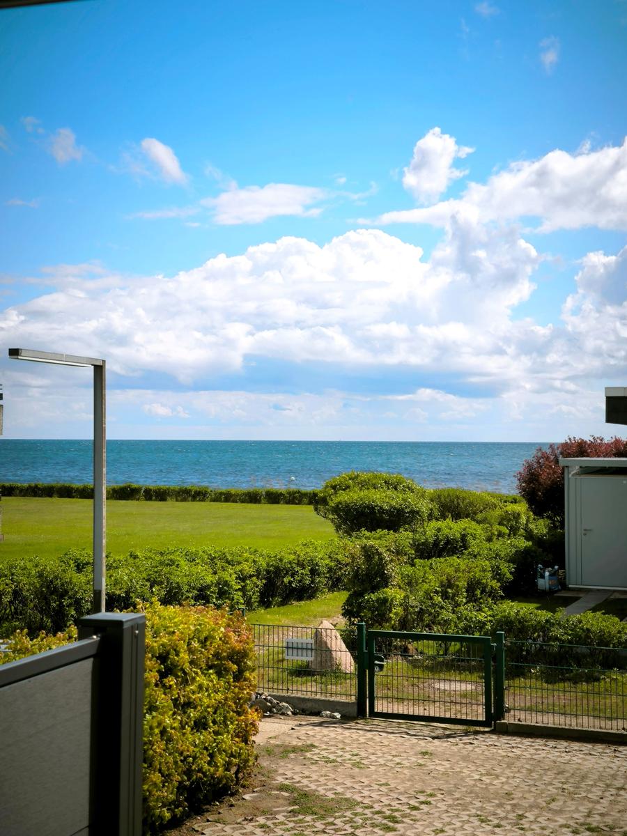 Südblick von der Terrasse und dem großen Schlafzimmer auf die Ostsee