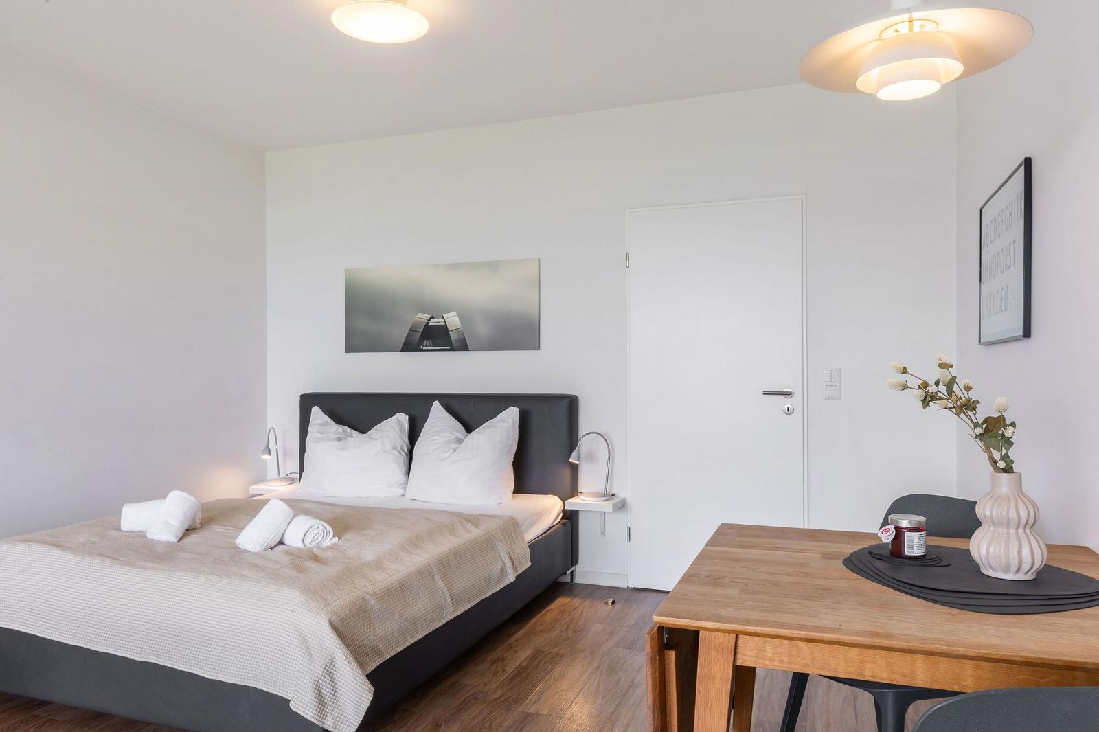 Bett 160x200 im kombinierten Wohn-Schlafzimmer