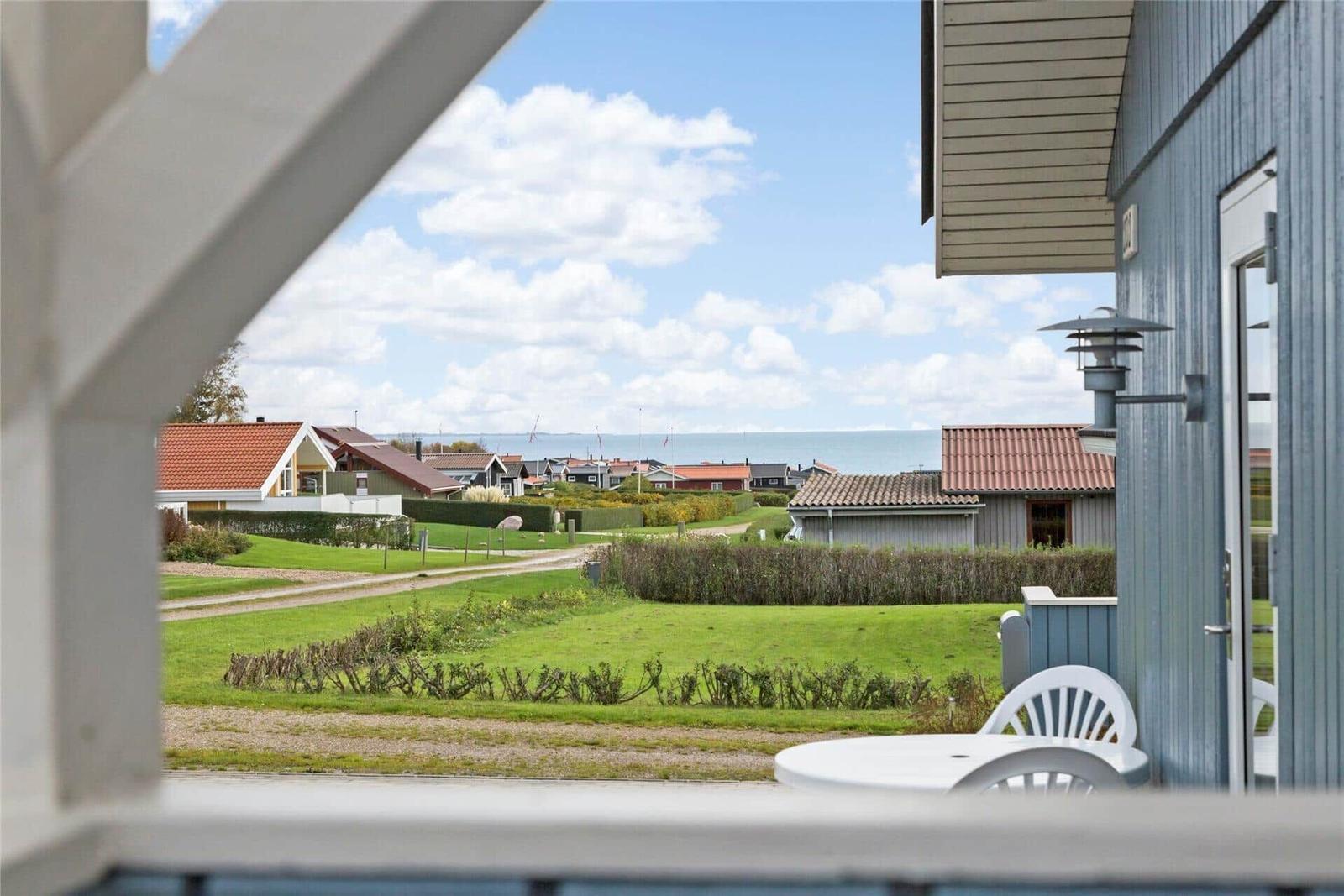 Terrasse mit Blick auf grüne Wiesen und Meer