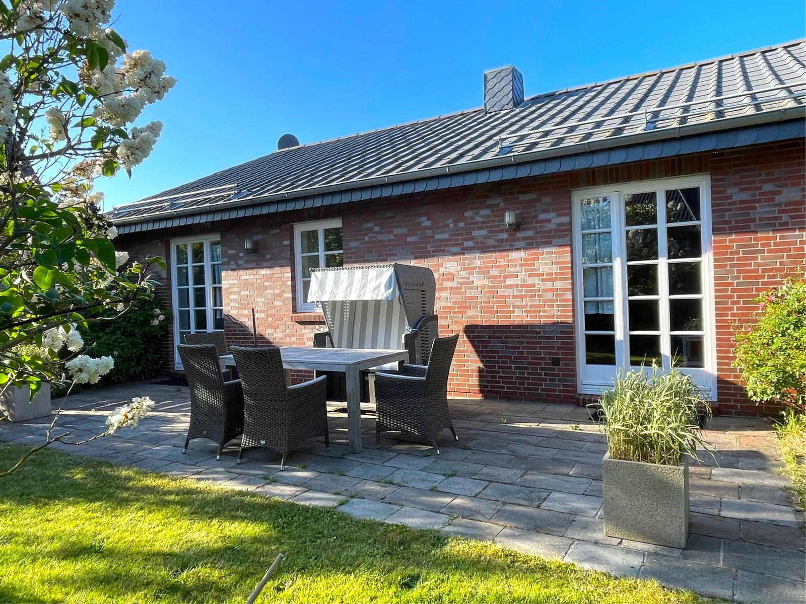 XXL-Terrasse mit Dining-Möbeln.