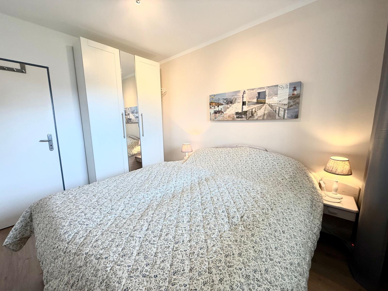Doppelbett 1,60 m x 2,00 m mit zwei getrennten Matratzen.