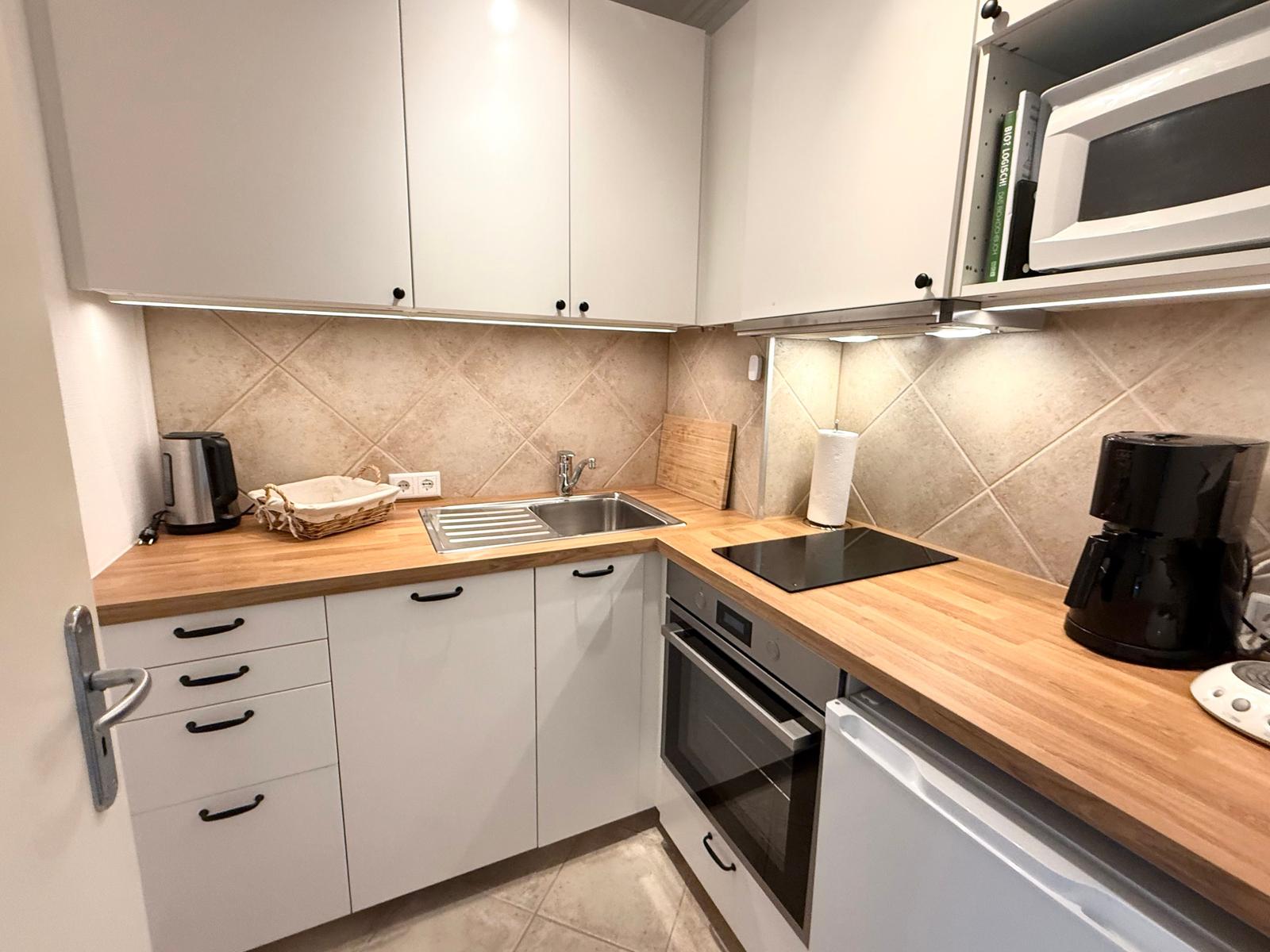Voll ausgestattete Küche mit Herd, Backofen, Spülmaschine, Mikrowelle, Kaffeemaschine, Senseo-Kaffeemaschine, Kühlschrank mit Gefrierfach…