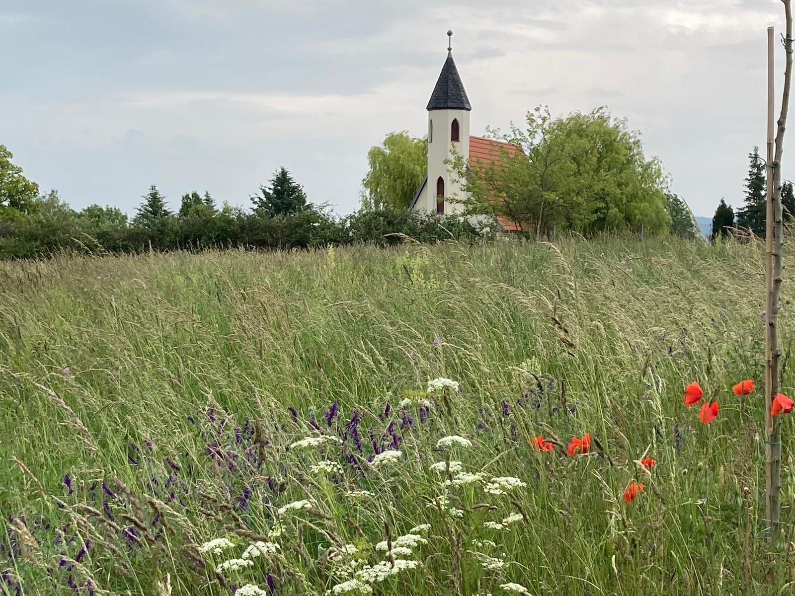 die kleine Kapelle nahe am Haus