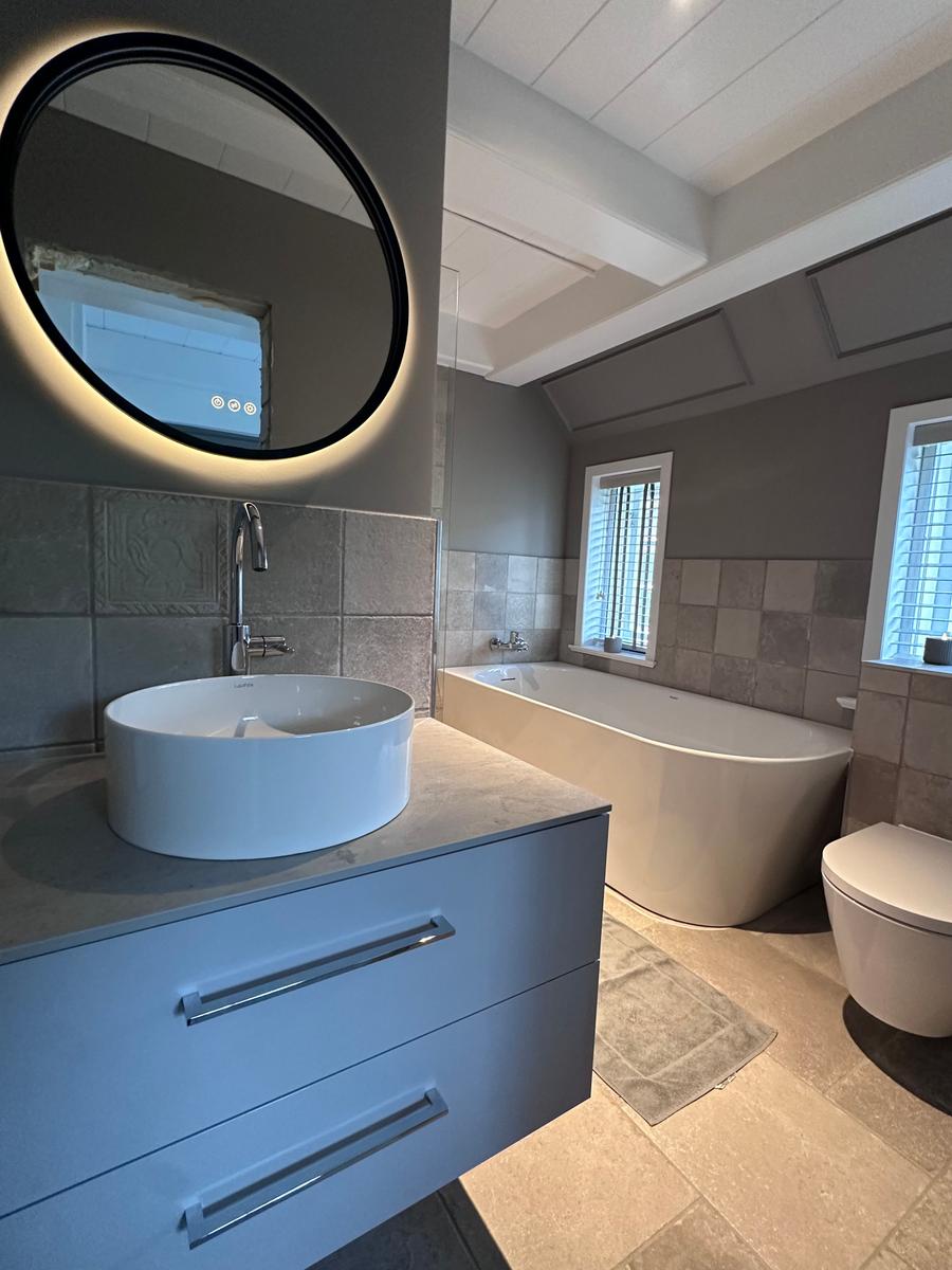 Badezimmer mit Waschbecken, Badewanne und Toilette