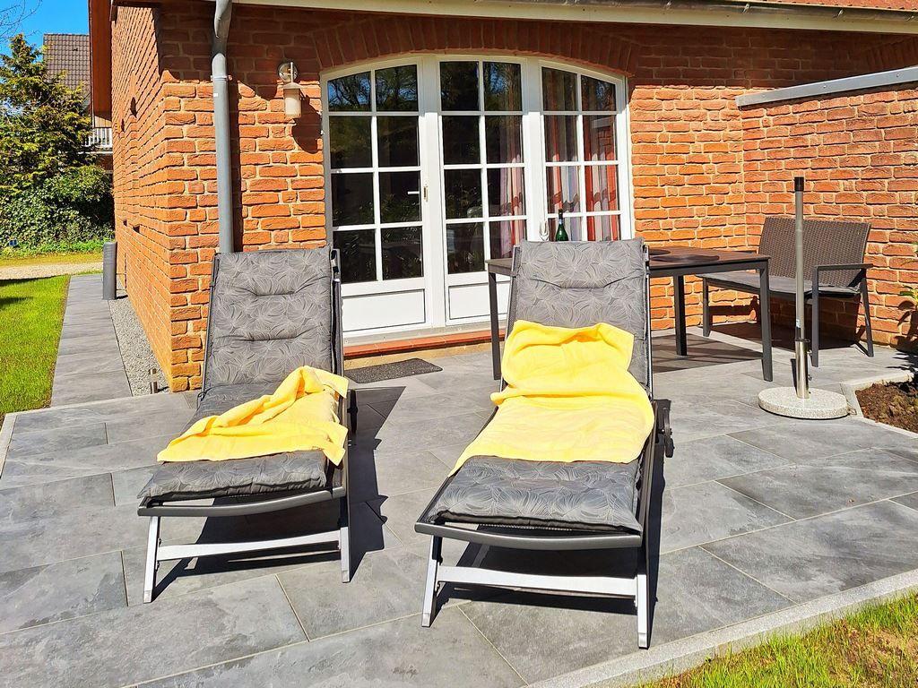 Terrasse mit Sonnenliegen...