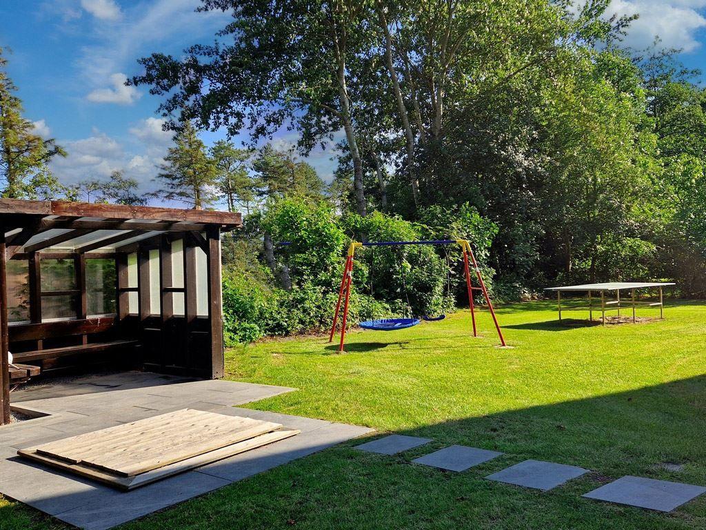 Garten mit Tischtennisplatte und Schaukel...