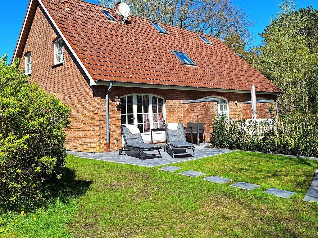 Süderoog mit Blick vom Garten auf die Terrasse...