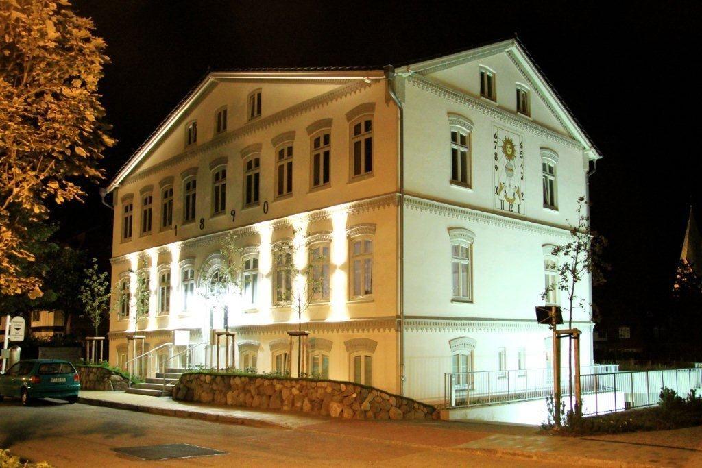 Villa bei Nacht