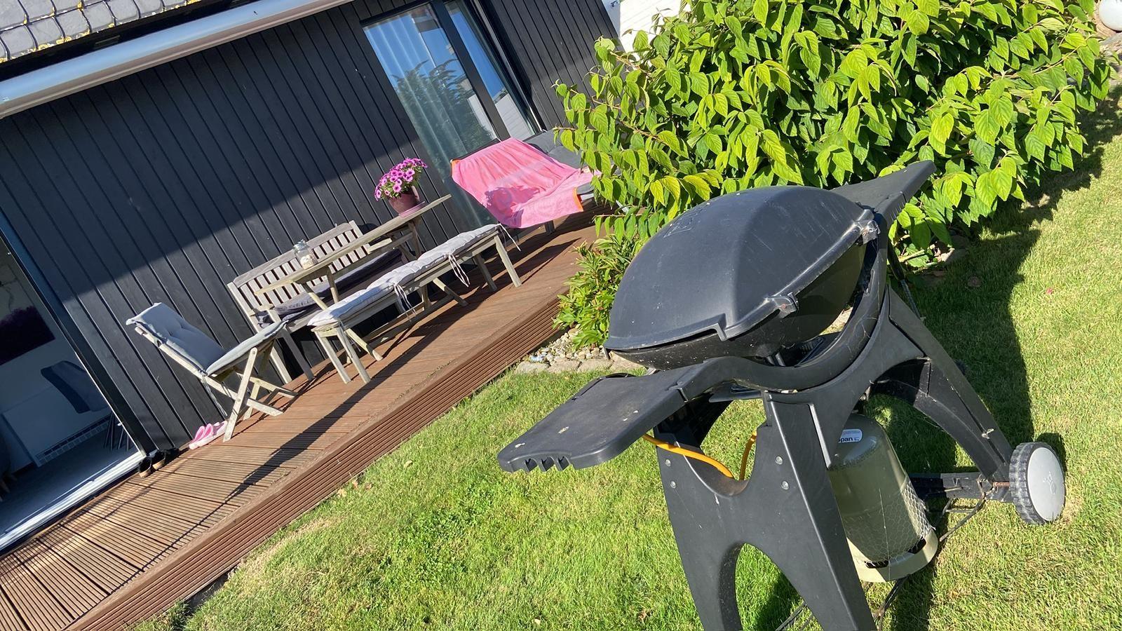 Der Weber Gasgrill lagert neben dem Hauseingang