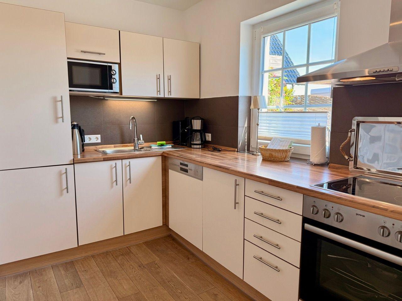Küche mit getrenntem Kühl-Gefrierschrank, Spülmaschine, Backofen, Mikrowelle, Ceranfeld