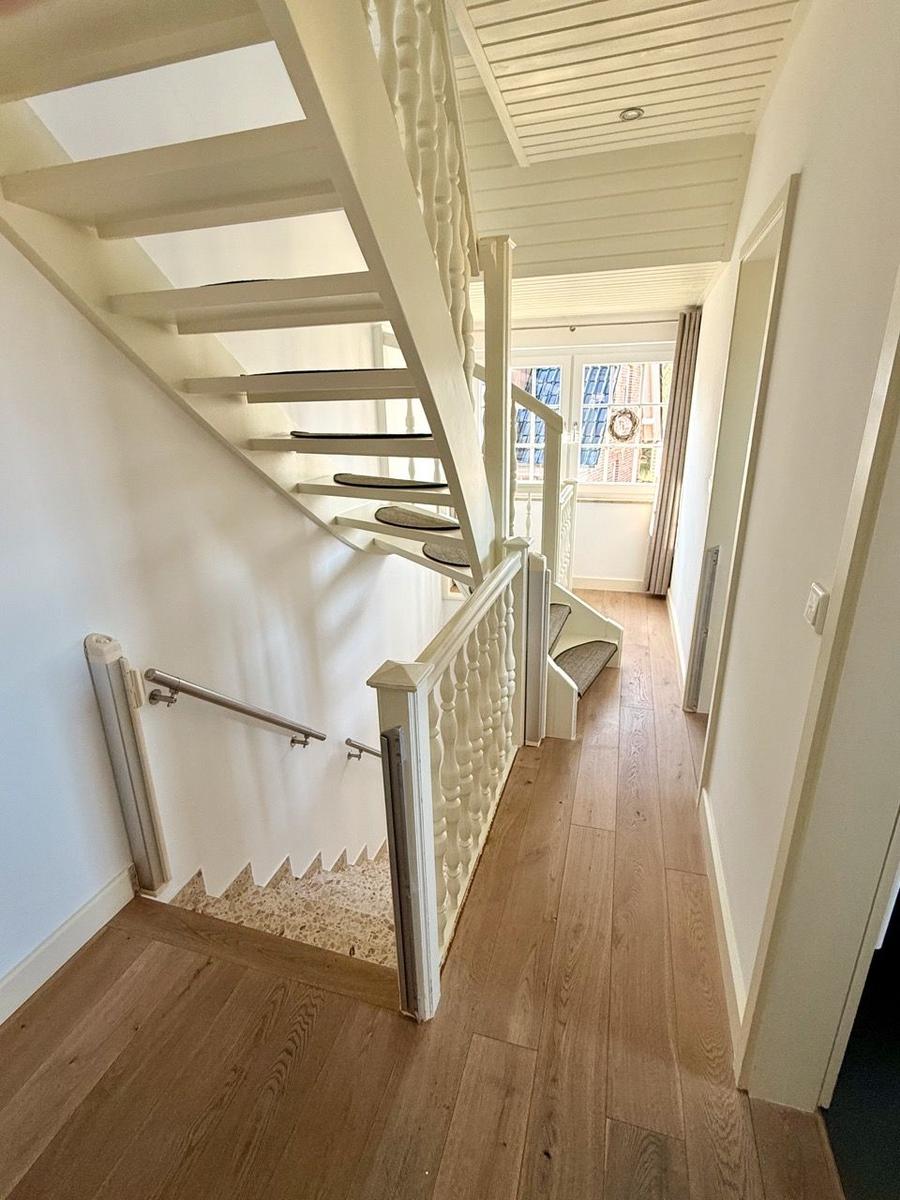 Treppen/ Flur Obergeschoss. Die Treppen nach unten und oben können auf dieser Etage mit Rollos kindersicher verschlossen werden.